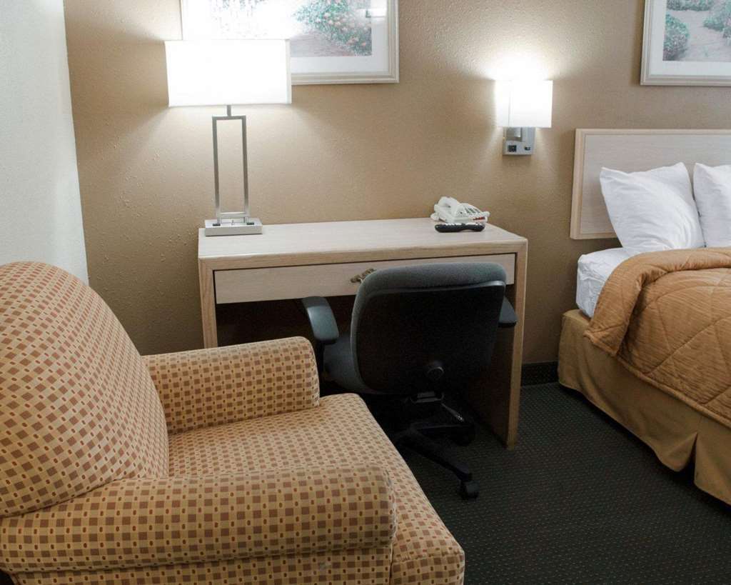 Quality Inn Near Six Flags St. Louis Пасифик Номер фото